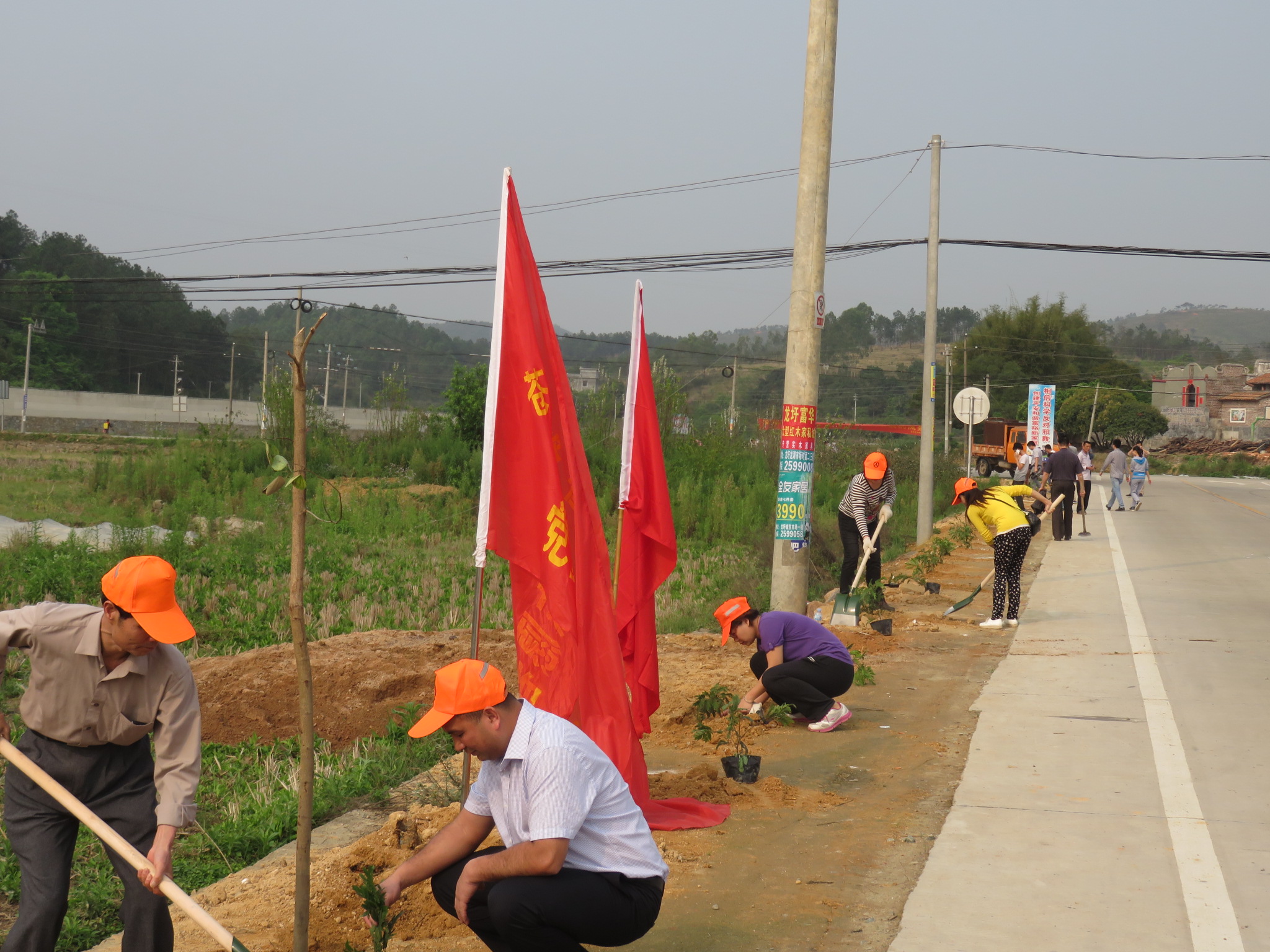 3月19日，龍圩區(qū)人民政府麥用潤副區(qū)長、大坡鎮(zhèn)政府鐘柱海書記、桂東公路管理局陳志武書記、蒼梧公路管理局樂金梅局長等領(lǐng)導(dǎo)與