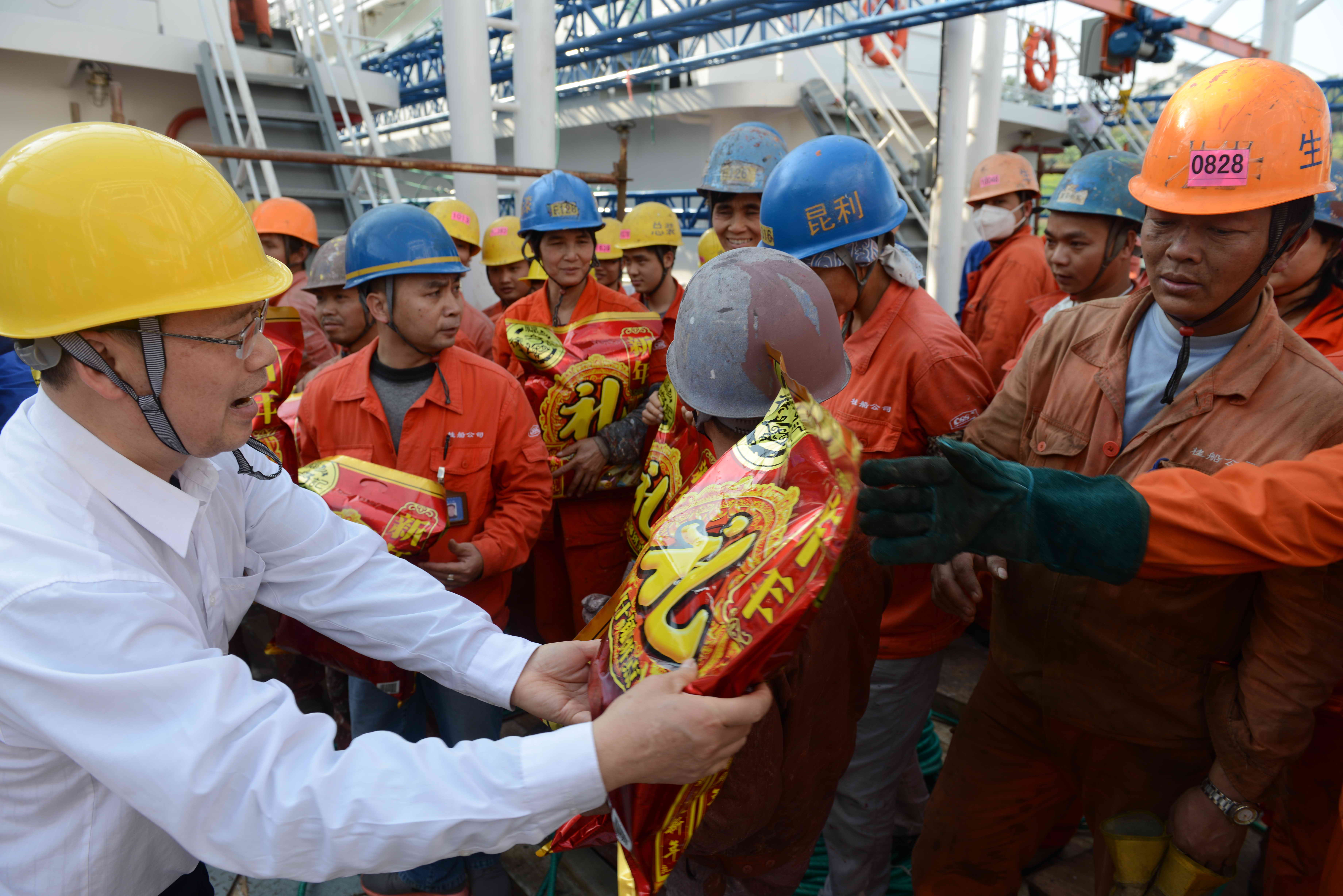 梧州市總工會黨組書記、常務(wù)副主席朱明勝為一線職工贈送新春禮包.jpg