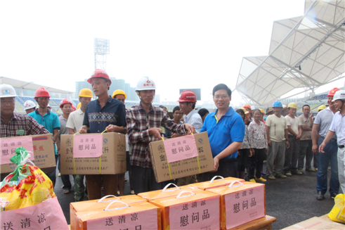 市總工會(huì)黨組書記、常務(wù)副主席為在建體育場農(nóng)民工送清涼
