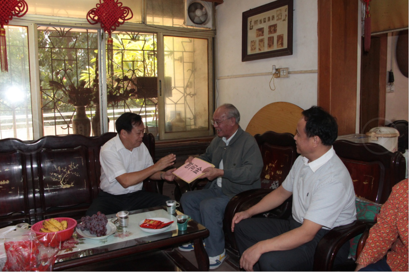 梧州市總工會(huì)重陽慰問老勞模老職工