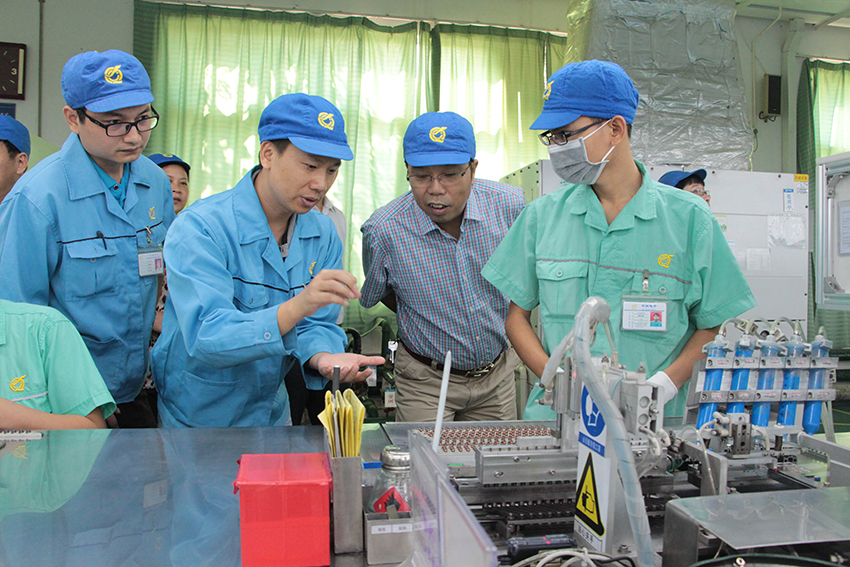 自治區(qū)總工會(huì)調(diào)研組到梧州市龍圩區(qū)平洲電子公司調(diào)研