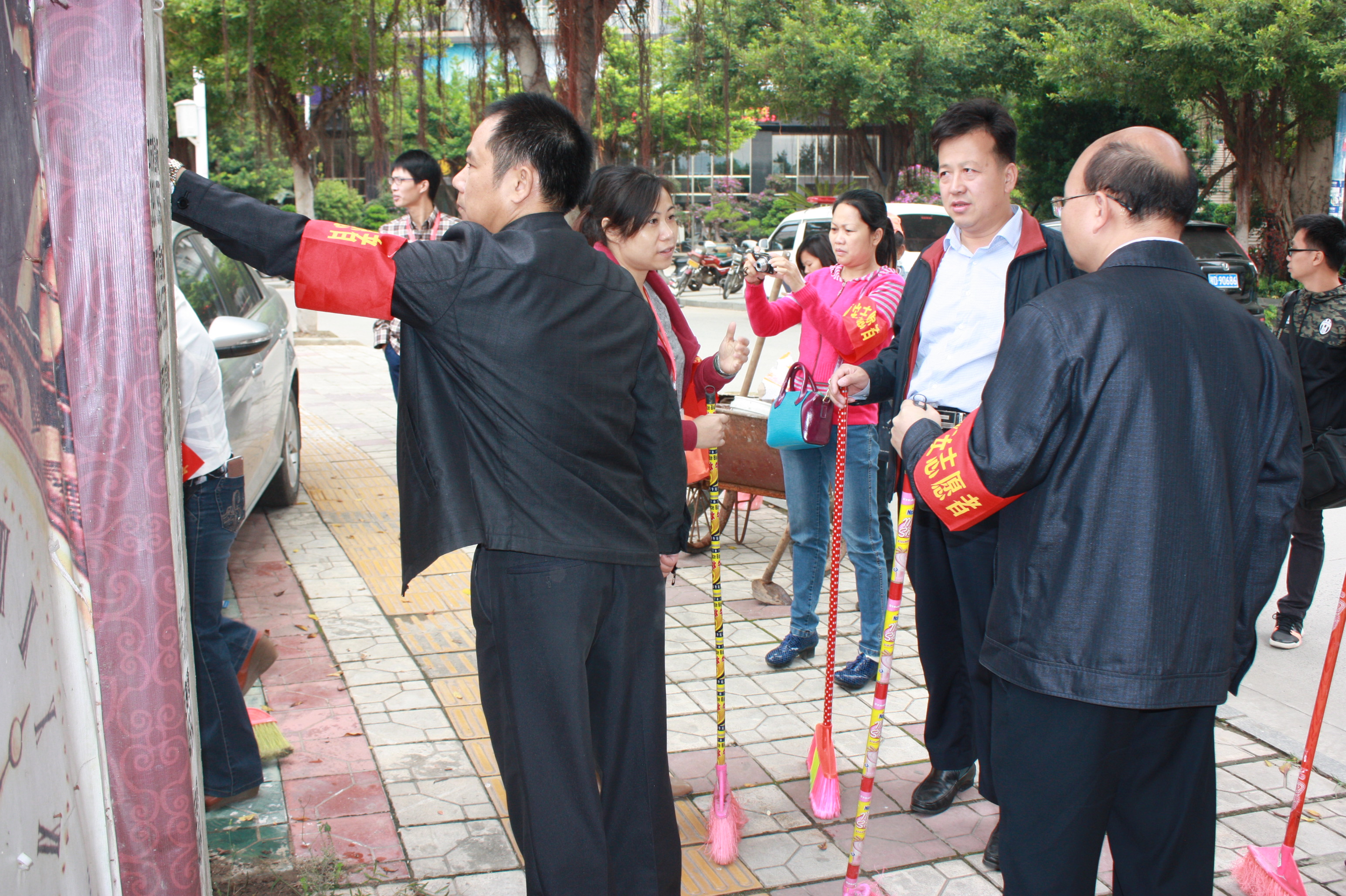 梧州市總工會(huì)組織黨員志愿者開展城鄉(xiāng)環(huán)境衛(wèi)生整治活動(dòng)