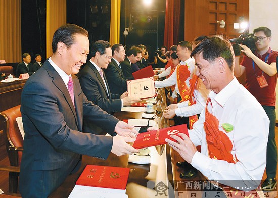 自治區(qū)黨委舉行慶祝中國共產(chǎn)黨成立95周年大會