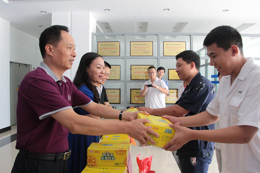 梧州市總慰問組到工業(yè)園區(qū)部分企業(yè)進(jìn)行“夏送清涼”活動