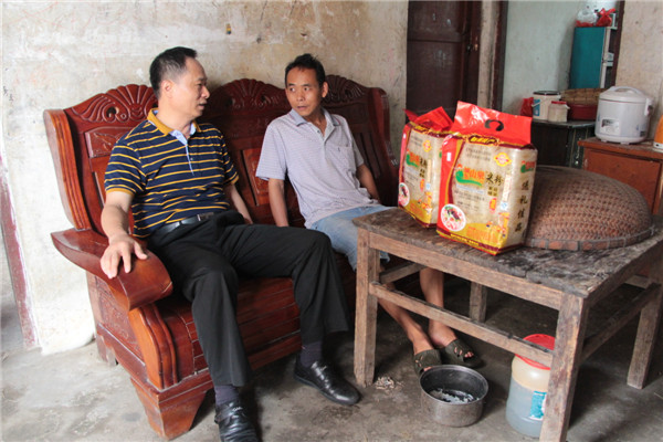 8月12日，梧州市總工會黨組書記、常務(wù)副主席梁耀中前往藤縣塘步鎮(zhèn)龍安村定點貧困戶家中，為他們送上慰問品并了解他們的家庭情