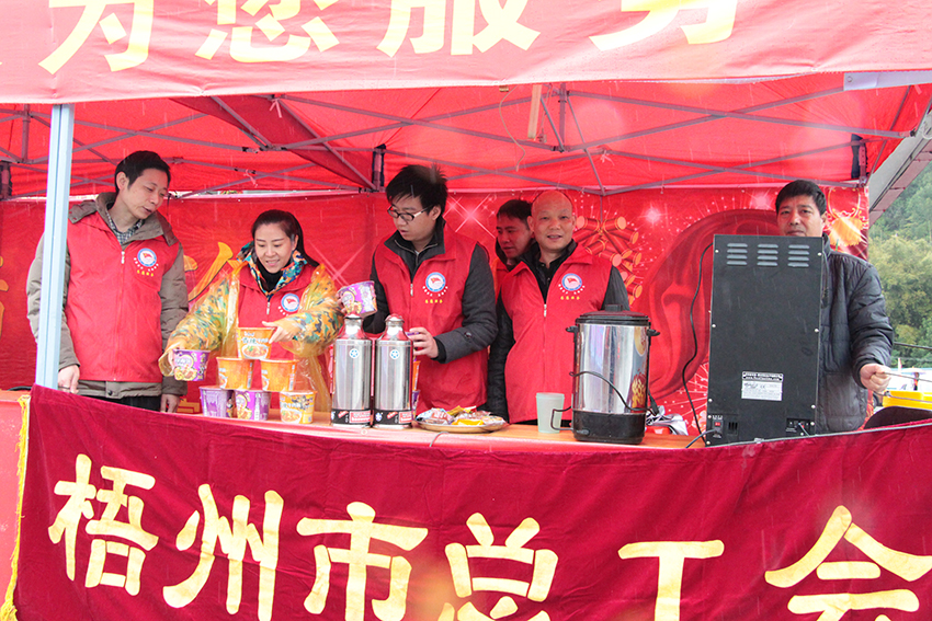 梧州市總暖流愛心服務(wù)隊(duì)今天啟動(dòng)啦！(圖文)