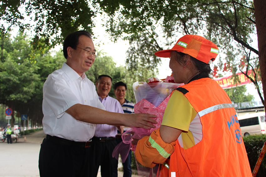 朱學(xué)慶看望慰問一線勞動(dòng)者致以美好的節(jié)日祝福(圖文)