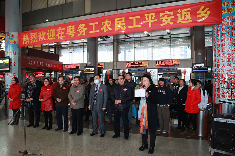 溫暖回家路：桂籍在粵務(wù)工農(nóng)民工免費(fèi)乘大巴車返鄉(xiāng)