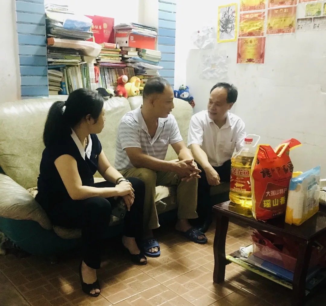 節(jié)日慰問(wèn)暖人心，結(jié)對(duì)幫扶情誼真