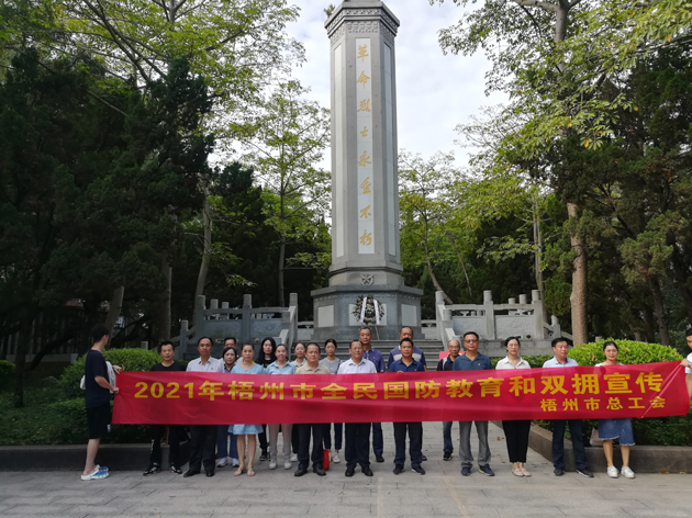 瞻仰烈士紀(jì)念碑，在緬懷烈士中提升國(guó)防意識(shí)