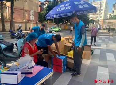 【職工抗“疫”剪影】⑤送餐、送菜、送藥、送米油……疫情期間奔走在物資配送一線的外賣小哥