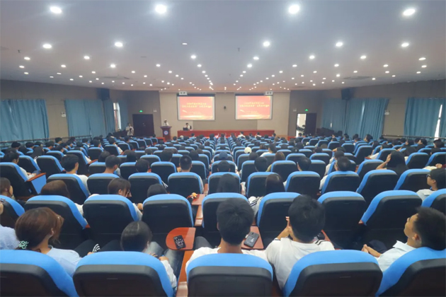 【勞模工匠進(jìn)校園】弘揚(yáng)勞模精神 點(diǎn)亮青春夢想