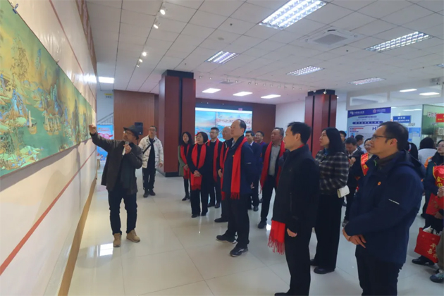 長卷畫《萬里茶船古道圖》在市職工之家展出引起轟動