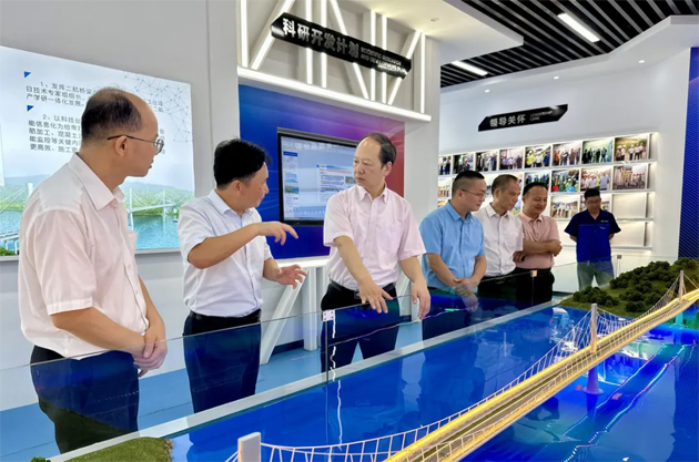 送清涼到工地 “娘家人”在護(hù)航 | 梧州市總工會走進(jìn)蒼容潯江大橋項(xiàng)目工地開展送清涼活動