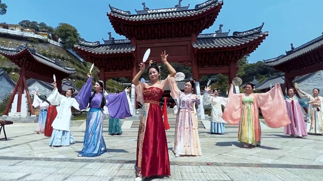 聽，梧州學(xué)院的教職工演繹《禮儀之邦》向祖國73周年華誕獻(xiàn)禮