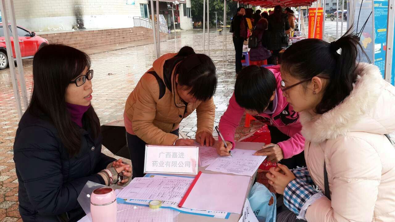 現(xiàn)場簽合同  （潘品秀攝）.jpg