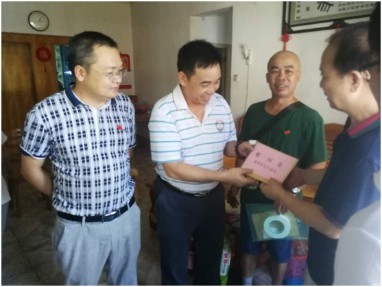 “八一”慰問退伍軍人