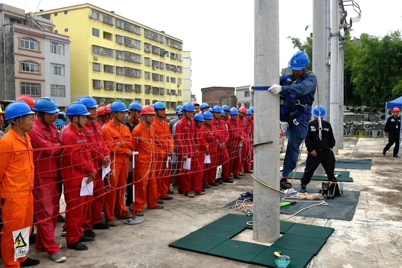 南方電網(wǎng)廣西新電力集團(tuán)梧州供電公司組織外包施工隊(duì)開(kāi)展 “保命”技能培訓(xùn)