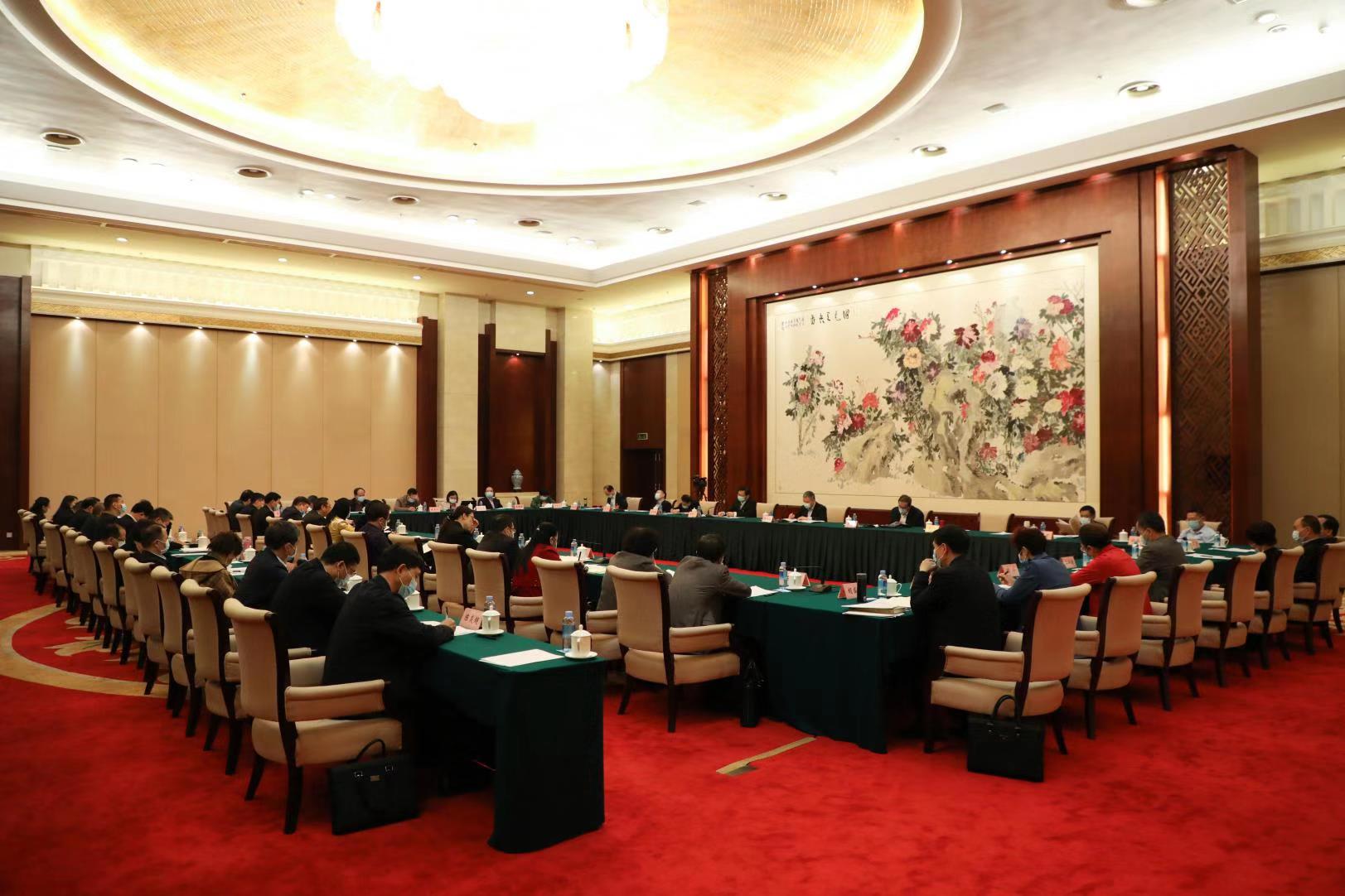 自治區(qū)政協(xié)十二屆四次會(huì)議召開(kāi)期間，工會(huì)界別委員結(jié)合工作實(shí)際，積極建言獻(xiàn)策——