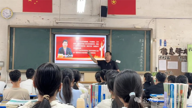 蒼梧縣總工會(huì)舉行“勞模工匠進(jìn)校園”主題宣講活動(dòng)