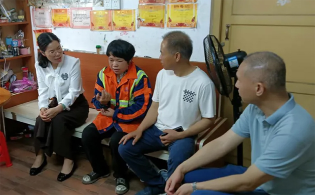 龍圩區(qū)總工會五一節(jié)前夕走訪慰問困難職工 傳遞溫暖與關懷