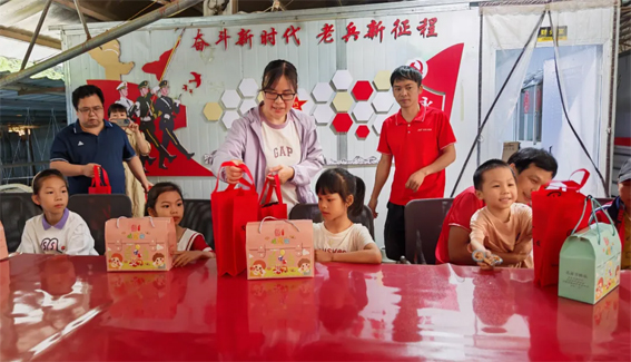 藤縣總工會(huì)開(kāi)展“六一暖童心 關(guān)愛(ài)護(hù)成長(zhǎng)”系列慰問(wèn)活動(dòng)，為300余名特殊群體兒童送溫暖