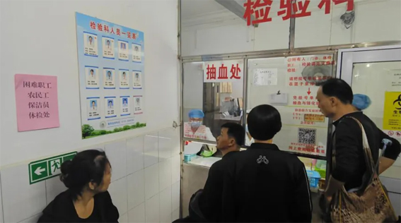 龍圩區(qū)總工會為困難職工、農民工等群體人員開展免費體檢活動