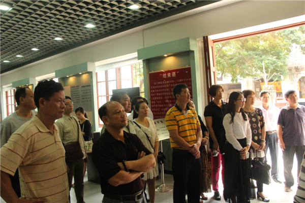 為踐行社會主義核心價值觀，進一步弘揚優(yōu)秀傳統(tǒng)文化，引領(lǐng)全市廣大職工群眾文明祭祖，文明追思。4月3日梧州市總工會組織干部職